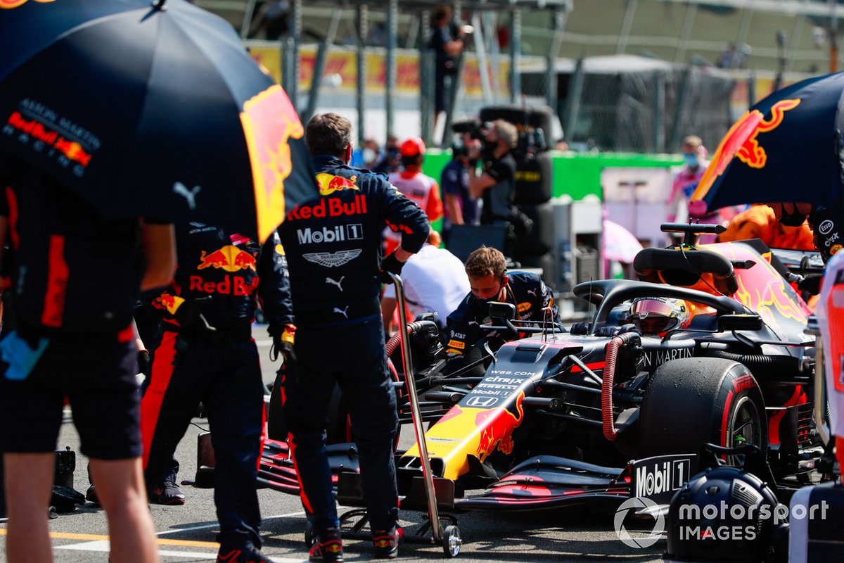 Mechanics on the grid with Max Verstappen, Red Bull Racing RB16