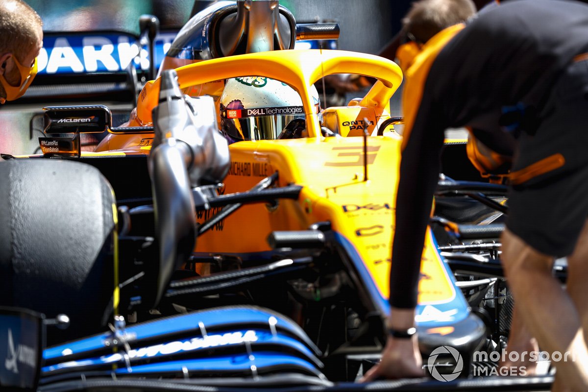 Daniel Ricciardo, McLaren MCL35M, di pit saat berlangsungnya FP1 F1 GP Portugal, Jumat (30/4/2021).