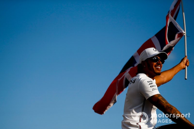 Il vincitore della gara Lewis Hamilton, Mercedes AMG F1 festeggia con una bandiera