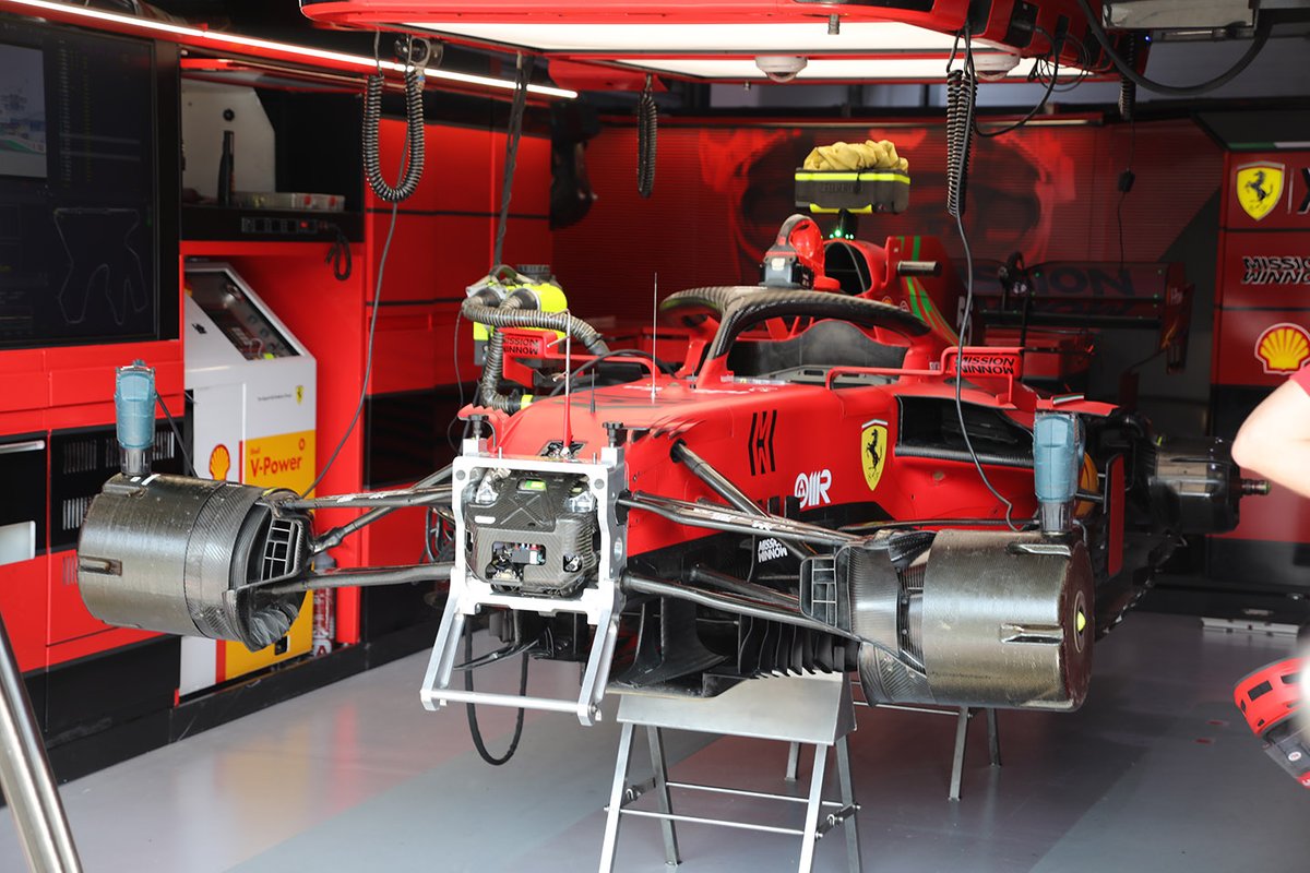 Ferrari SF21, en el box