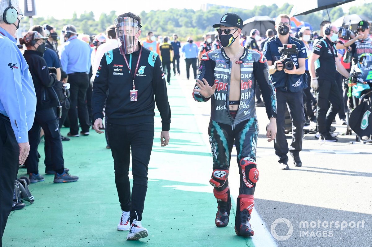 Pembalap Petronas Yamaha SRT Fabio Quartararo (kanan) berbincang dengan salah satu kru timnya.