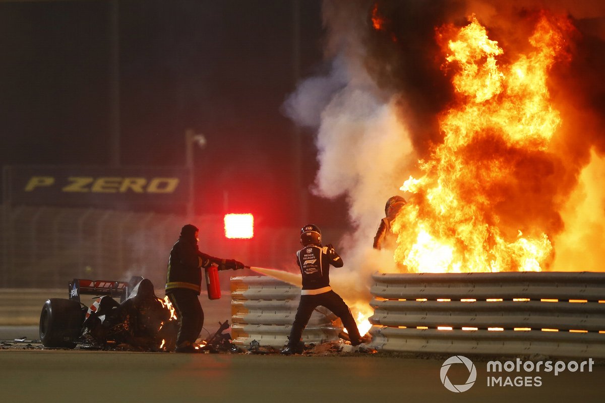 Momen ketika pembalap Haas F1, Romain Grosjean, keluar dari mobilnya yang terbakar dan tim penyelamat yang berusaha memadamkan api dalam GP Bahrain 2020.