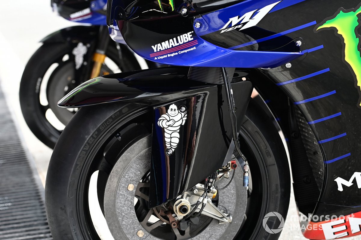 Sepatbor ‘open air’ Yamaha YZR-M1 milik Fabio Quartararo pada tes Qatar dibuat menyatu dengan penutup suspensi depan yang didesain menjadi semacam deflektor untuk membelokkan udara ke radiator.