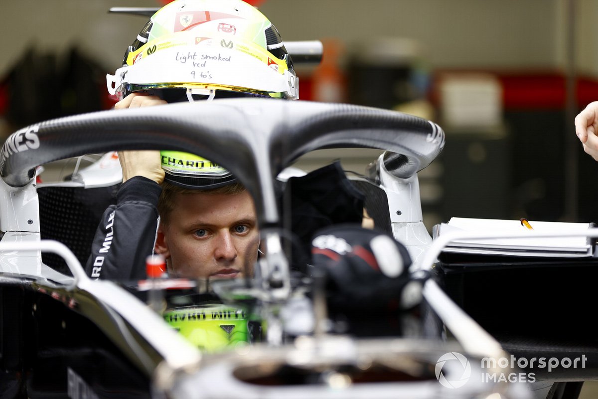 Mick Schumacher di kokpit Haas VF-20 saat pengukuran untuk kursi balapnya di F1 2021.
