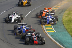 Rennstart: Kevin Magnussen, Haas F1 Team VF-17; Marcus Ericsson, Sauber C36; Antonio Giovinazzi, Sau