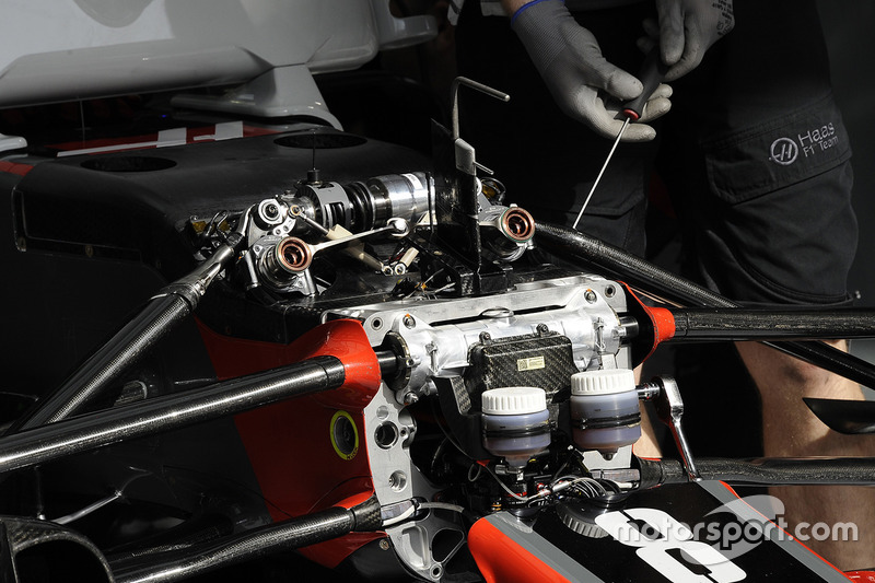 Detalle de la suspensión delantera del Haas F1 Team VF-17