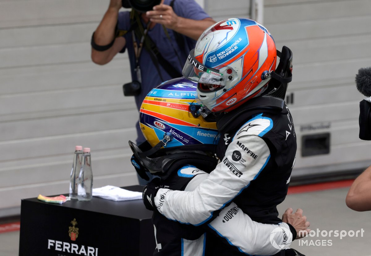 Fernando Alonso, Alpine F1, et Esteban Ocon, Alpine F1, 1st position, fêtent ensemble la victoire du français