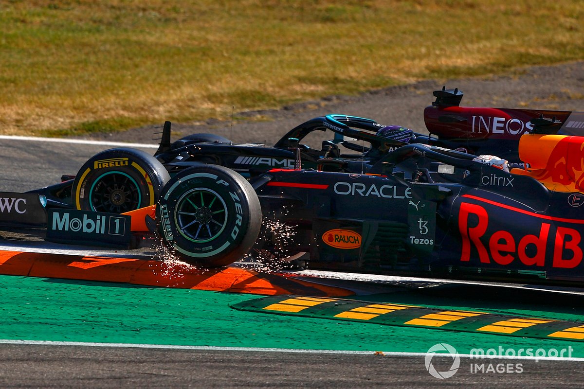 Lewis Hamilton, Mercedes W12, en Max Verstappen, Red Bull Racing RB16B, crashen