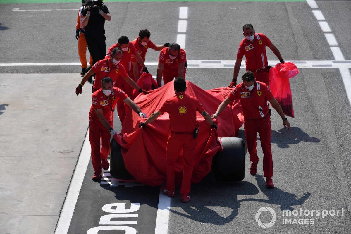 Mekanik Ferrari di pit lane dengan mobil Carlos Sainz Jr., Ferrari SF21