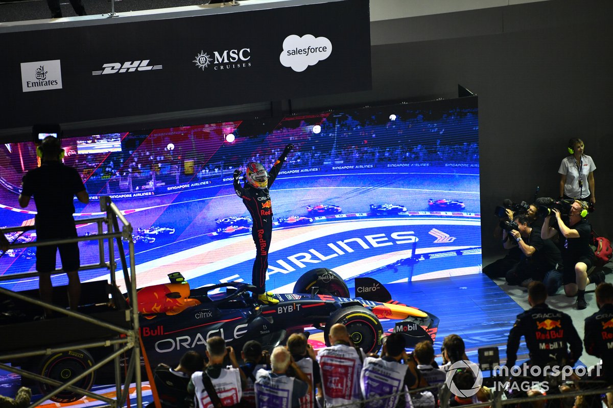 Sergio Perez in piedi sulla Red Bull RB18 dopo la vittoria a Marina Bay