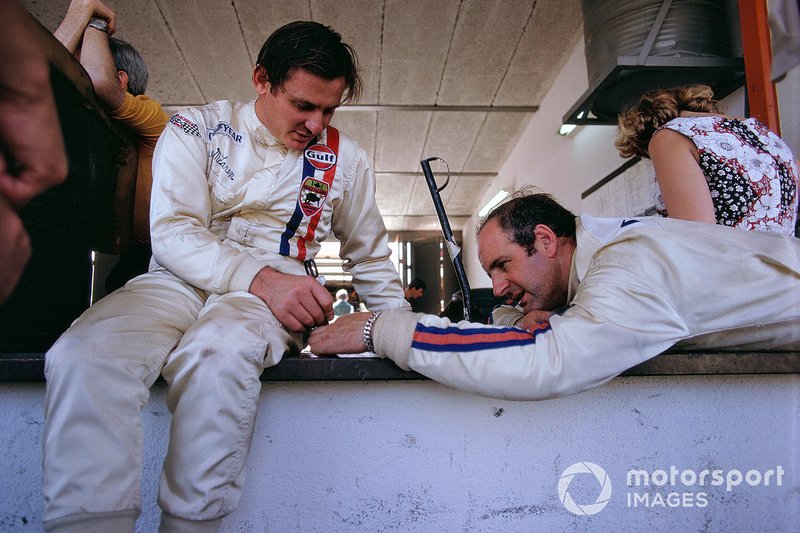 Bruce McLaren et son coéquipier Denny Hulme