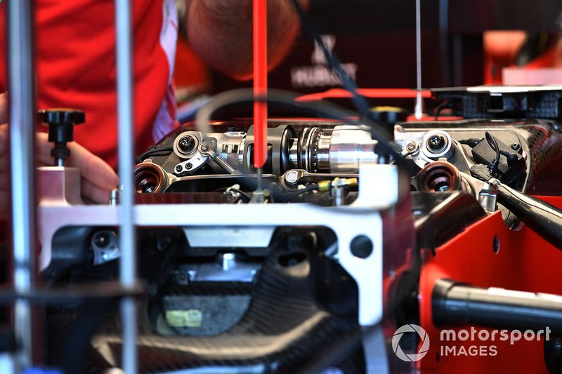 Ferrari SF90: il terzo elemento anteriore è ancora meccanico