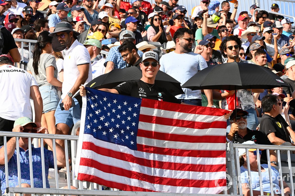Seorang fan membentangkan bendera Amerika Serikat (AS) saat kualifikasi Formula 1 di Circuit of The Americas (COTA), Austin pada 2021