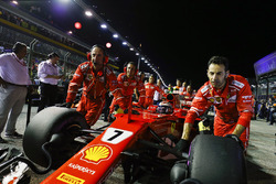 Kimi Raikkonen, Ferrari SF70H, gets into position