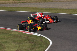 Max Verstappen, Red Bull Racing RB13 and Kimi Raikkonen, Ferrari SF70H battle for position