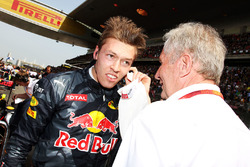 Daniil Kvyat, Red Bull Racing, met Dr Helmut Marko, Red Bull Motorsport Consultant, op de grid