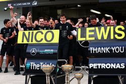1. Nico Rosberg, Mercedes AMG F1, feiert den WM-Titelgewinn des Teams mit Toto Wolff, Mercedes-Sport