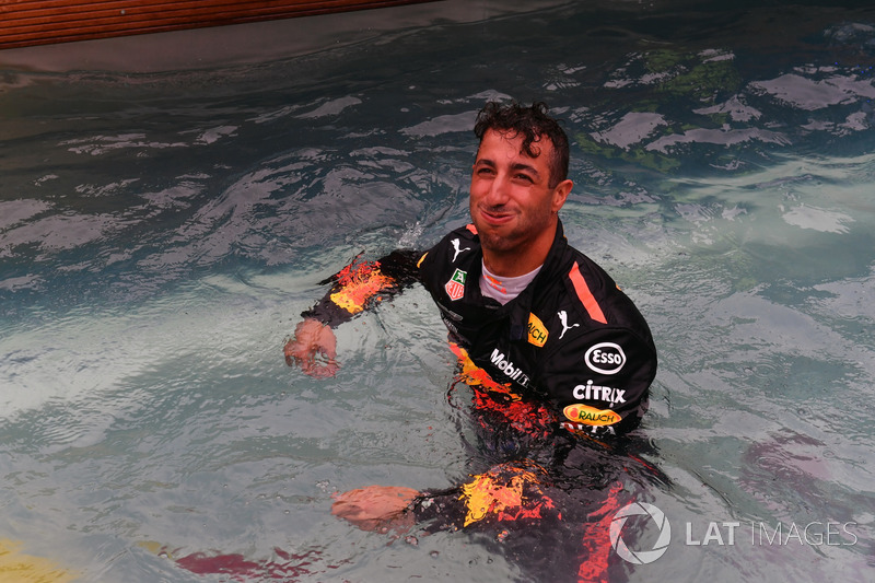 Переможець Даніель Ріккардо, Red Bull Racing, з командою