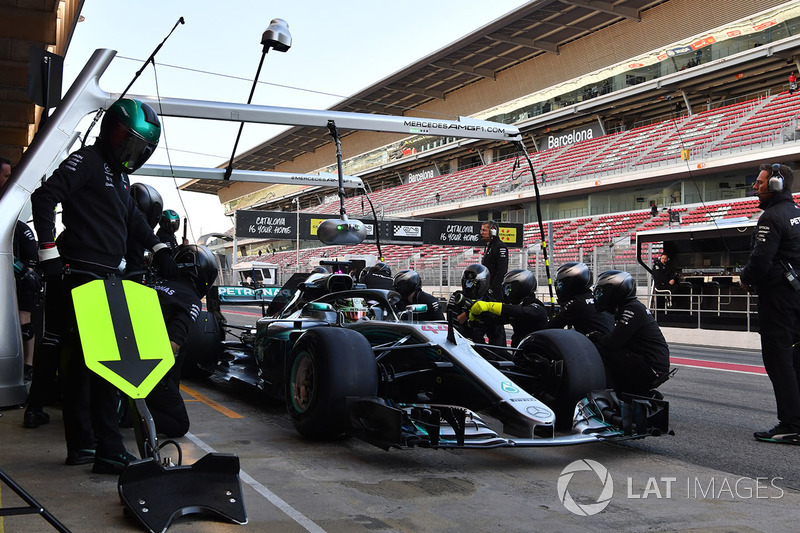 Lewis Hamilton, Mercedes-AMG F1 W09 pit stop