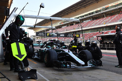 Lewis Hamilton, Mercedes-AMG F1 W09 pit stop