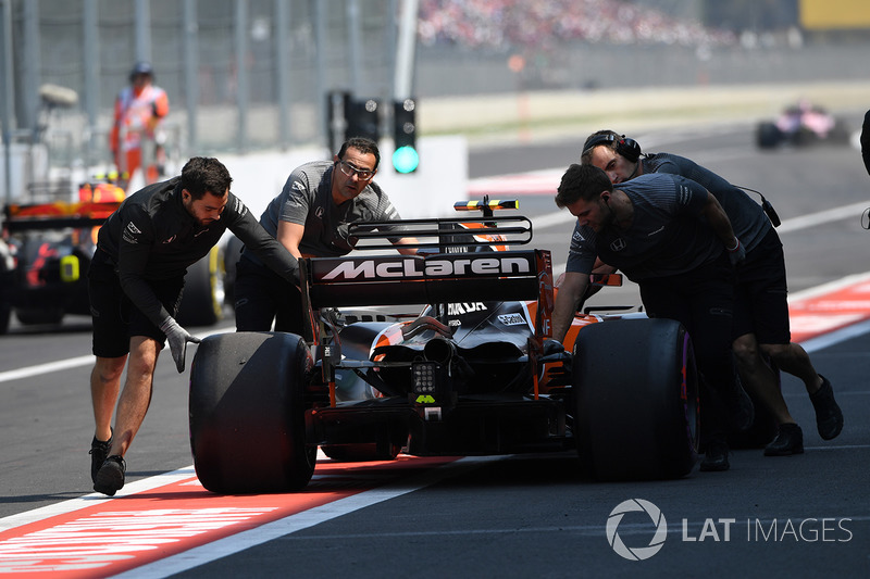 Mecánicos de McLaren empujan a Stoffel Vandoorne, McLaren MCL32 en pit-lane