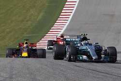 Valtteri Bottas, Mercedes AMG F1 W08, Daniel Ricciardo, Red Bull Racing RB13
