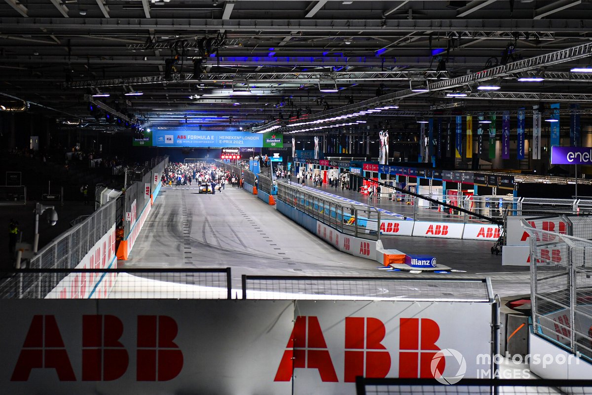 Desain trek untuk London E-Prix di Formula E 2020-2021 lalu sangat menantang karena sebagian lintasan, termasuk pit lane dan paddock, mengambil lokasi di dalam gedung ExCeL London.