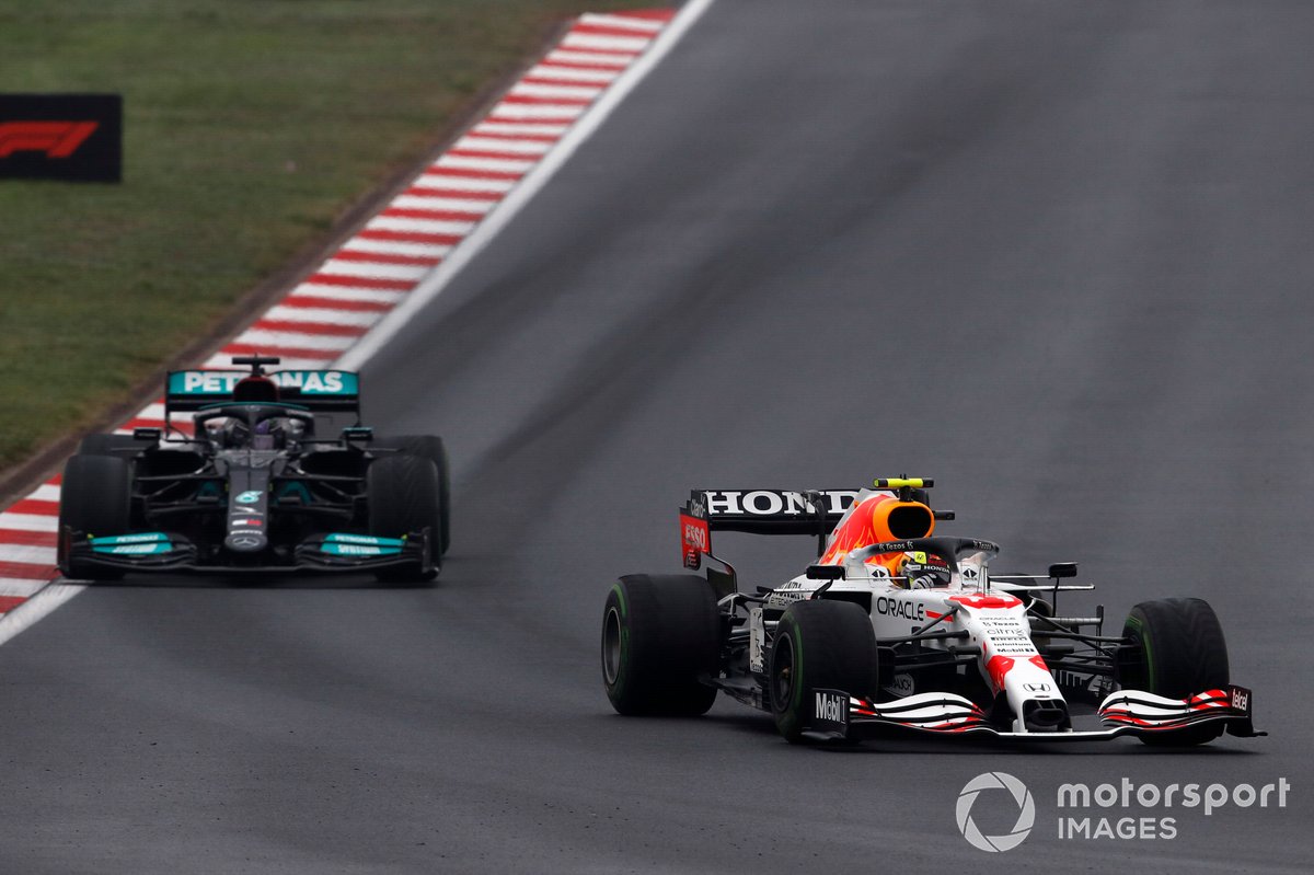 Lewis Hamilton, Mercedes W12, bersaing dengan Sergio Perez, Red Bull Racing RB16B