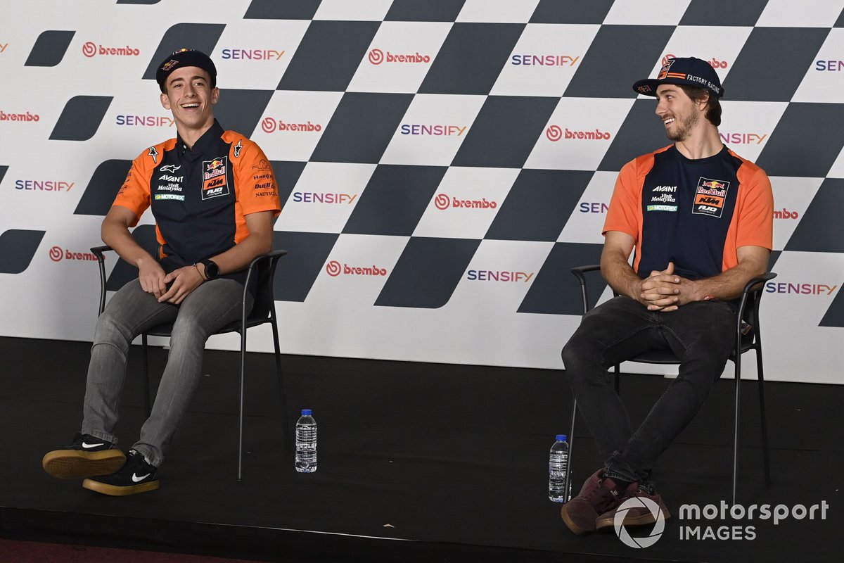 Juara dunia Moto3 2021 Pedro Acosta, Red Bull KTM Ajo, dan juara dunia Moto2 2021 Remy Gardner, Red Bull KTM Ajo