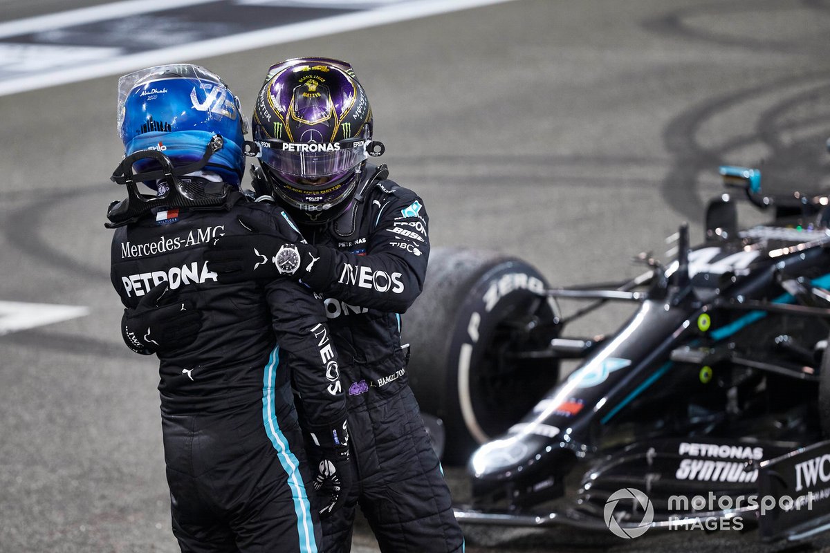 Valtteri Bottas, Mercedes-AMG F1, posisi kedua, dan Lewis Hamilton, Mercedes-AMG F1, posisi ketiga, saling mengucapkan selamat di grid
