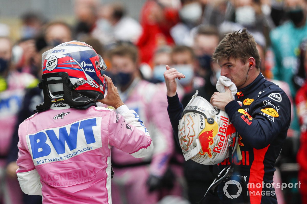 Pembalap Tim Red Bull Racing, Max Verstappen (kanan) untuk kali pertama gagal naik podium saat finis di F1 2020.