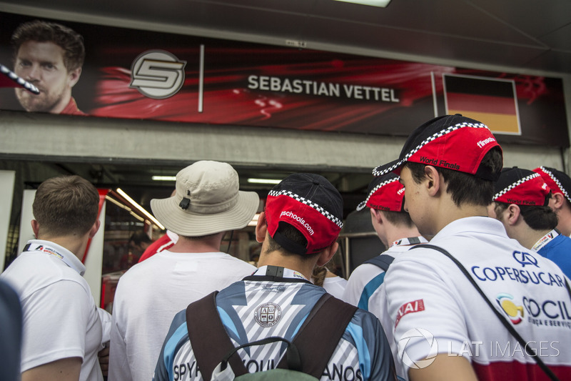 F1 in Schools garage tour