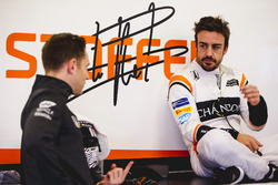Стоффель Вандорн, McLaren, розмовляє з Фернандо Алонсо, McLaren