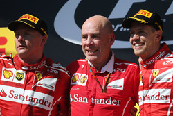 1. Sebastian Vettel, Ferrari; 2. Kimi Raikkonen, Ferrari, mit Jock Clear, Ferrari-Chefingenieur