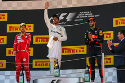 Подіум: переможець Льюіс Хемілтон, Mercedes AMG F1, друге місце - Себастьян Феттель, Ferrari, третє