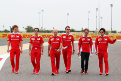 Sebastian Vettel, Ferrari maakt wandeling op het circuit met het team