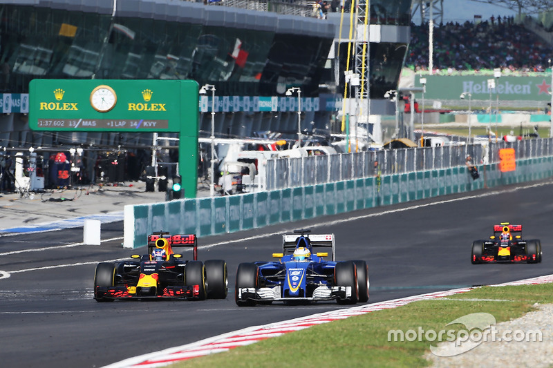 Marcus Ericsson, Sauber C35 viene doppiato da Daniel Ricciardo, Red Bull Racing RB12