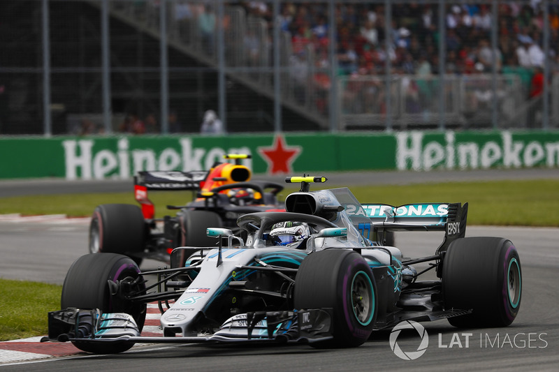 Valtteri Bottas, Mercedes AMG F1 W09, por delante de Max Verstappen, Red Bull Racing RB14