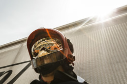 Marcus Ericsson, Sauber C37 reflected in a firemans helmet