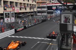 Il vincitore della gara Daniel Ricciardo, Red Bull Racing RB14, prende la bandiera a scacchi