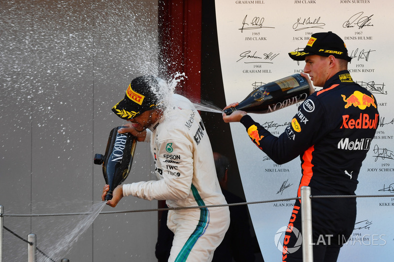 Ganador, Lewis Hamilton, Mercedes-AMG F1 y Max Verstappen, Red Bull Racing celebran