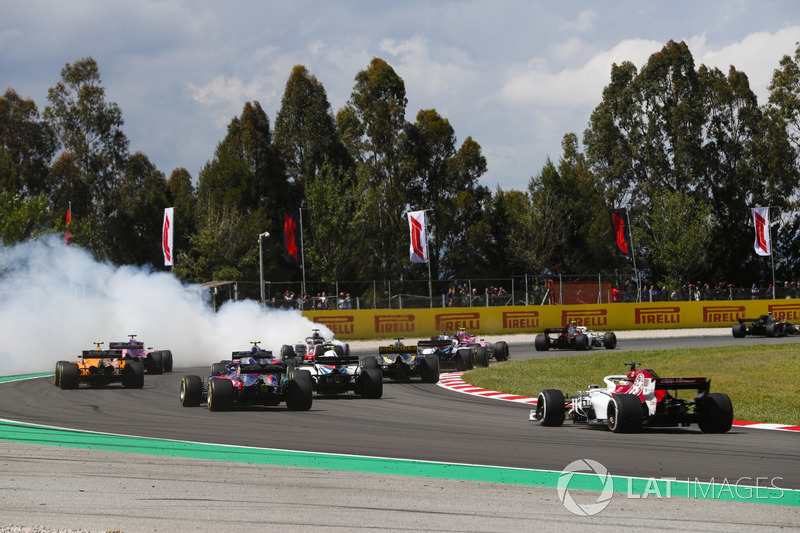 Kecelakaan Romain Grosjean, Nico Hulkenberg, Pierre Gasly, di lap pertama