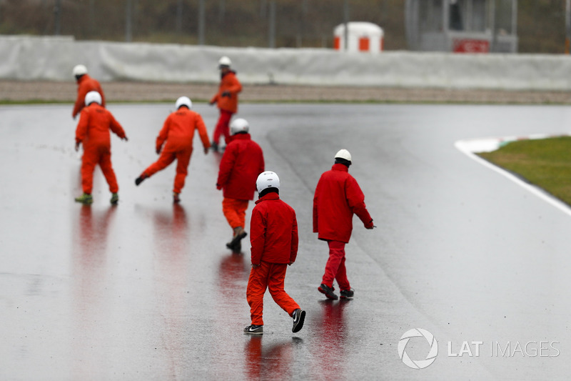 I marshal puliscono la pista