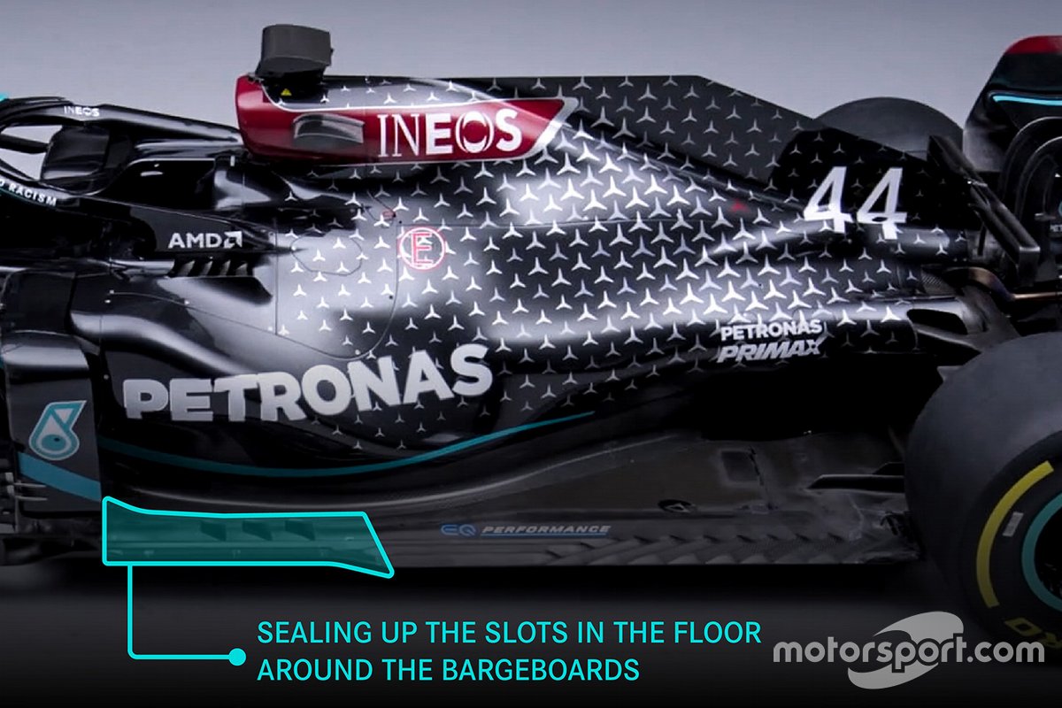 Para teknisi Mercedes menutup celah-celah lantai Mercedes AMG F1 W12 bagian depan, dekat bargeboards.