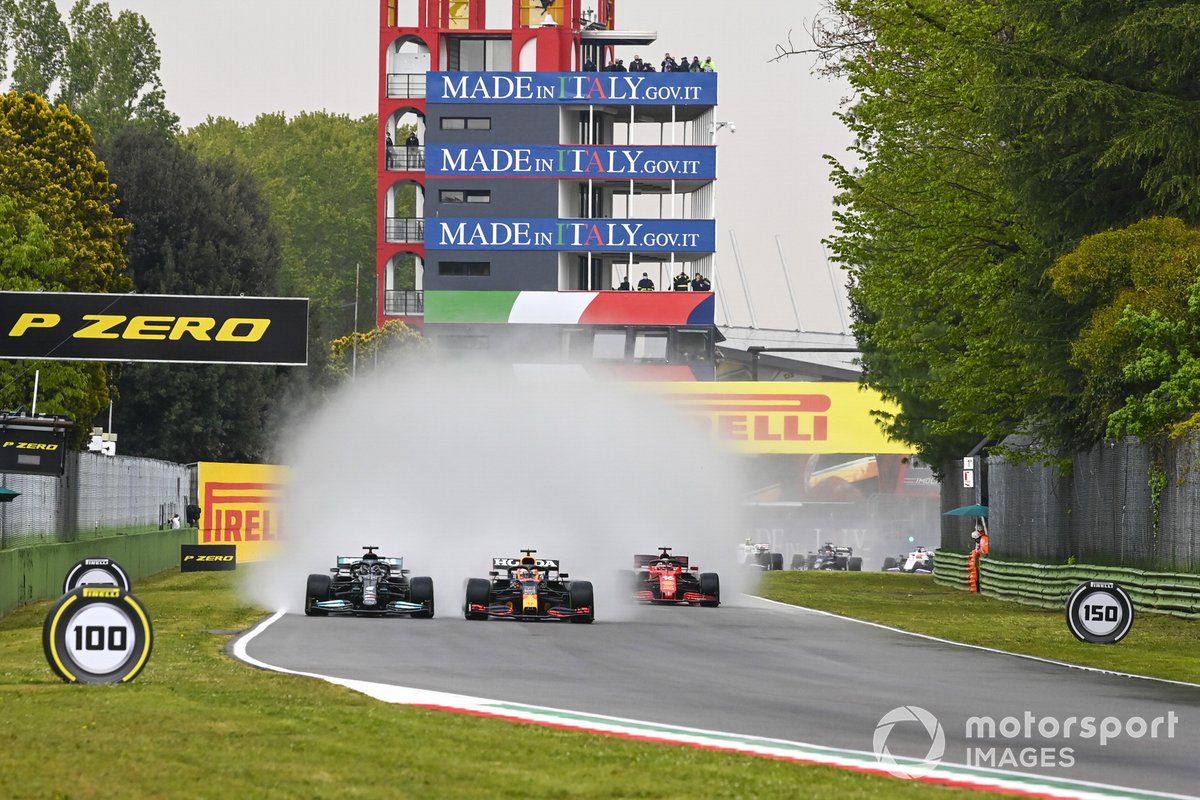 Lewis Hamilton et Max Verstappen, Red Bull Racing RB16B se battent au départ de la course