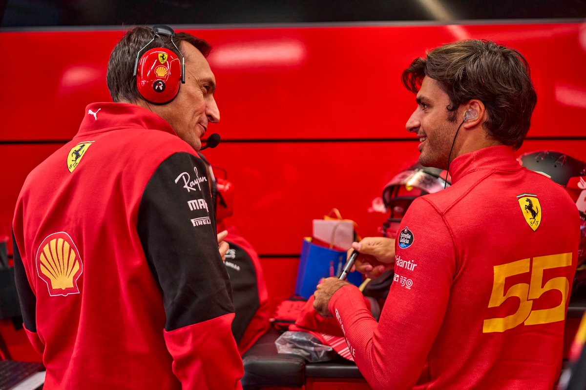 Энрико Гуалтьери, глава департамента силовых установок Ferrari, с пилотом команды Карлосом Сайнсом
