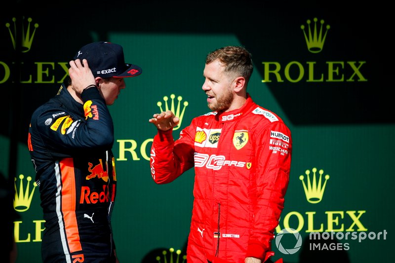 Max Verstappen, Red Bull Racing, deuxième, parle avec Sebastian Vettel, Ferrari, troisième, sur le podium
