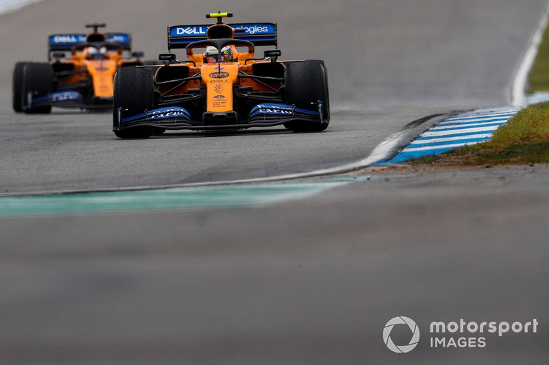 Lando Norris, McLaren MCL34, przed Carlosem Sainzem Jr., McLaren MCL34