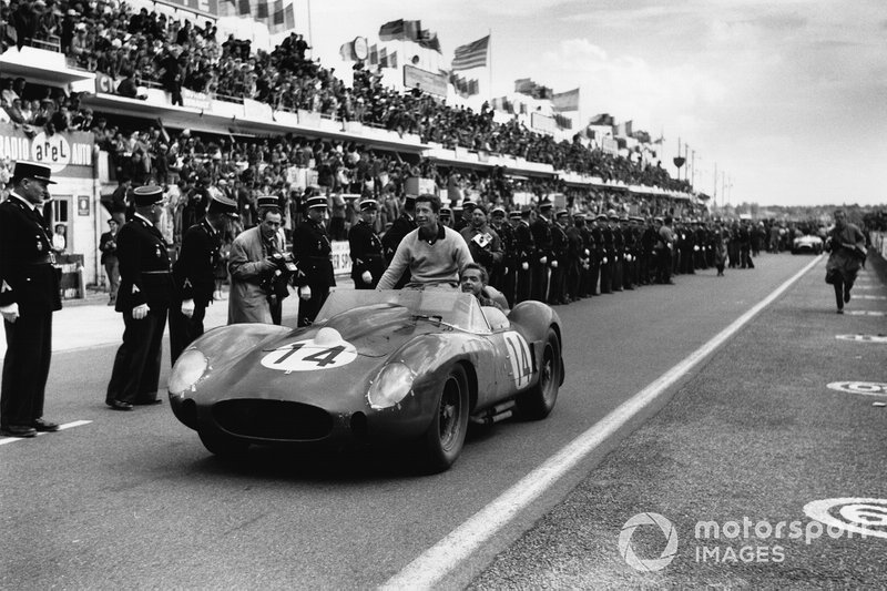 Le Mans-winnaars Phil Hill (achter het stuur) en Olivier Gendebien
