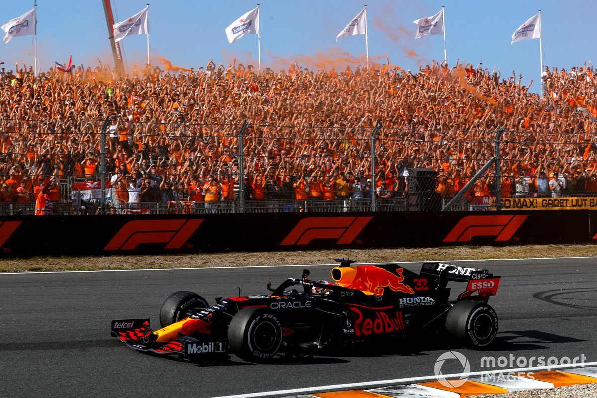Max Verstappen, Red Bull Racing RB16B, dapat dukungan luar biasa dari suporternya dalam F1 GP Belanda 2021.